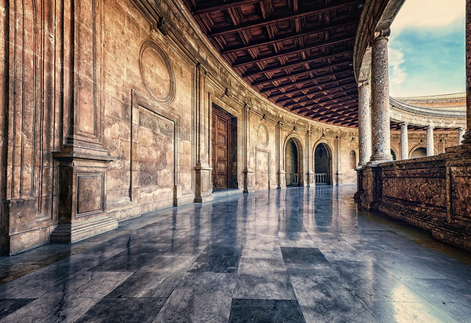 Vista lateral del Palacio de Carlos V
