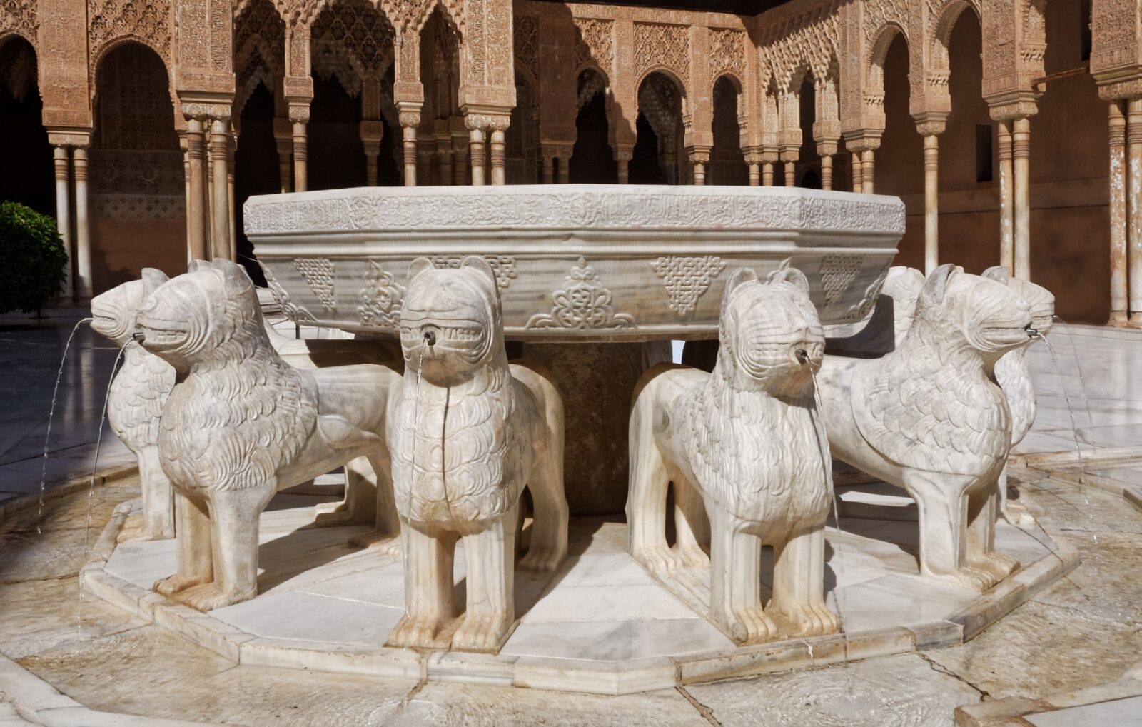 imagen del patio de los leones de la Alhambra